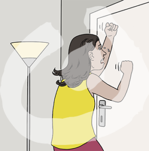 Eine ängstliche Frau steht vor einer verschlossenen Tür. Sie hämmert mit den Fäusten dagegen.