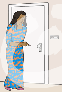 Eine Frau mit dunkler Hautfarbe steht vor einer Wohnungstür. Sie hat einen Schlüssel in der Hand.