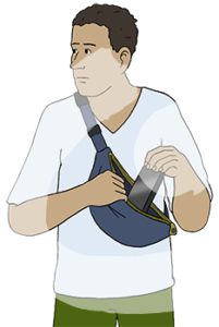 Ein Mann trägt eine kleine Umhängetasche quer über der Brust. Er holt gerade sein Handy aus der Tasche.