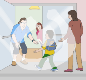 Zwei Erwachsene und ein Kind vor offener Doppeltür. Eine Person guckt im HIntergrund aus der Tür. Mann und Kind lachen sich an. Das Kind trägt einen Rucksack.