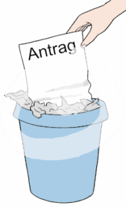 Voller Papierkorb. Ein Papier steckt halb im Müll. Eine Hand hält das Papier. Daruf steht das Wort Antrag.