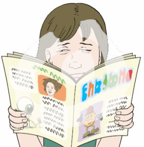 Kind mit aufgeschlagener Zeitschrift. Es sieht in die Zeitschrift und kneift die Augen halb zu. Die Zeitschrift ist sehr nah am Gesicht.