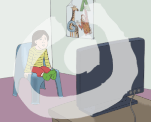 Kleines Mädchen sitzt auf einem Stuhl vor dem Fernseher. Sie ist alleine.