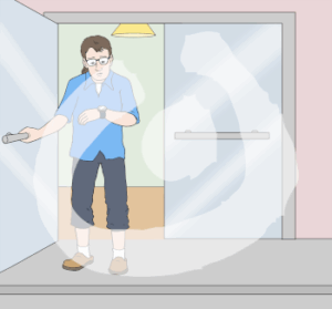 Mann steht in offener Doppeltür. Er sieht auf seine Armbanduhr. Er hat Latschen an.