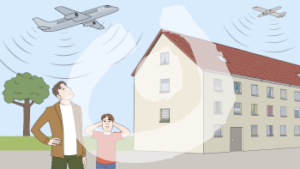 Ein Mann und ein Kind stehen vor einem großen Wohnhaus. Über ihnen fliegen sehr niedrig zwei Flugzeuge. Unter den Flugzeugen sind Schallwellen. Der Junge hält sich die Ohren zu.