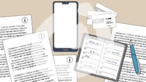 Verschiedene bedruckte Zettel mit Info-Zeichen in der Ecke, ein Handy, ein aufgeklappter Taschenkalender, ein Stift und mehrere Visitenkarten.